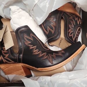 Ariat Women's Black and Tan Embroidered Ankle Booties